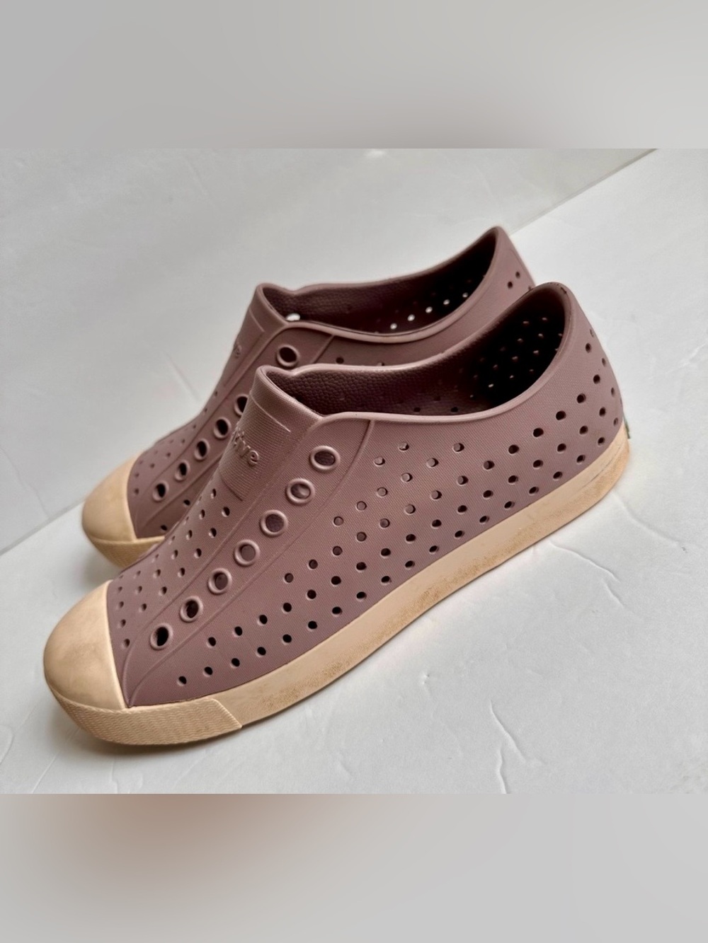Native Slip-On Flats in purple mauve w off-white Soles 9